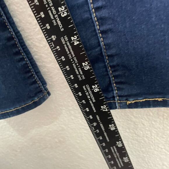 Signature Levis Womens Jeans Size 30 Blue Totally Shaping Pull On Skinny Leg - Picture 8 of 15